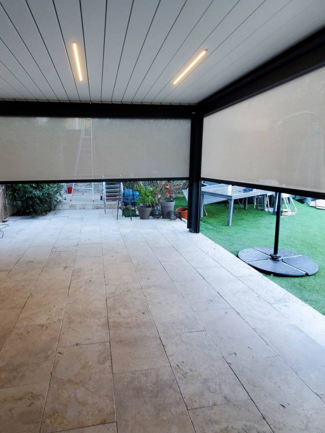Pergola bioclimatique à bandeaux leds et stores à Marseille
