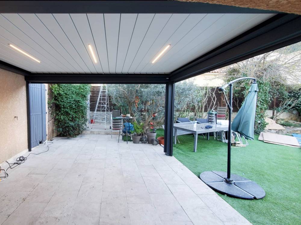 Pergola bioclimatique à bandeaux leds et stores à Marseille
