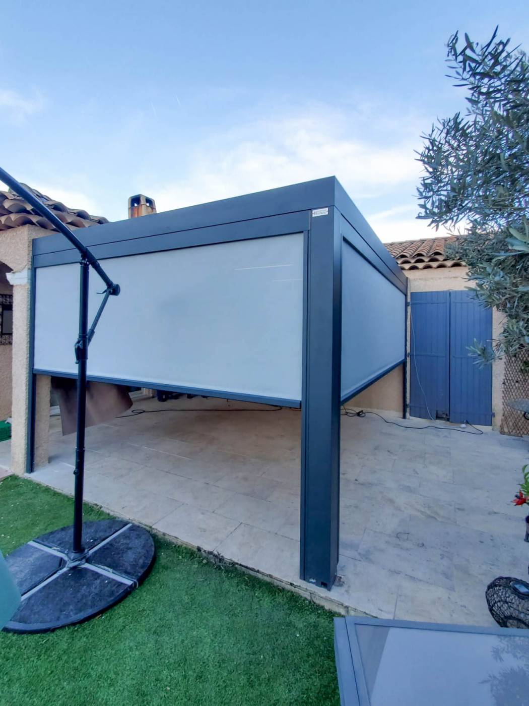 Pergola bioclimatique à bandeaux leds et stores à Marseille