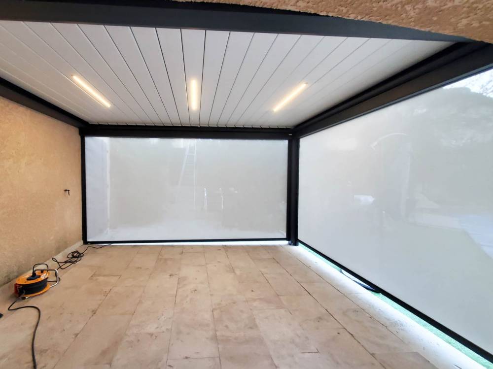Pergola bioclimatique à bandeaux leds et stores à Marseille