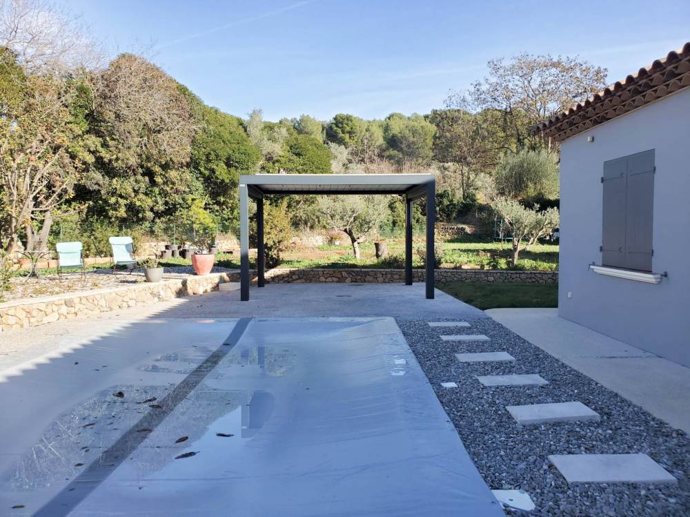 Mise en place d'une pergola Bioclimatik avec stores à Marseille