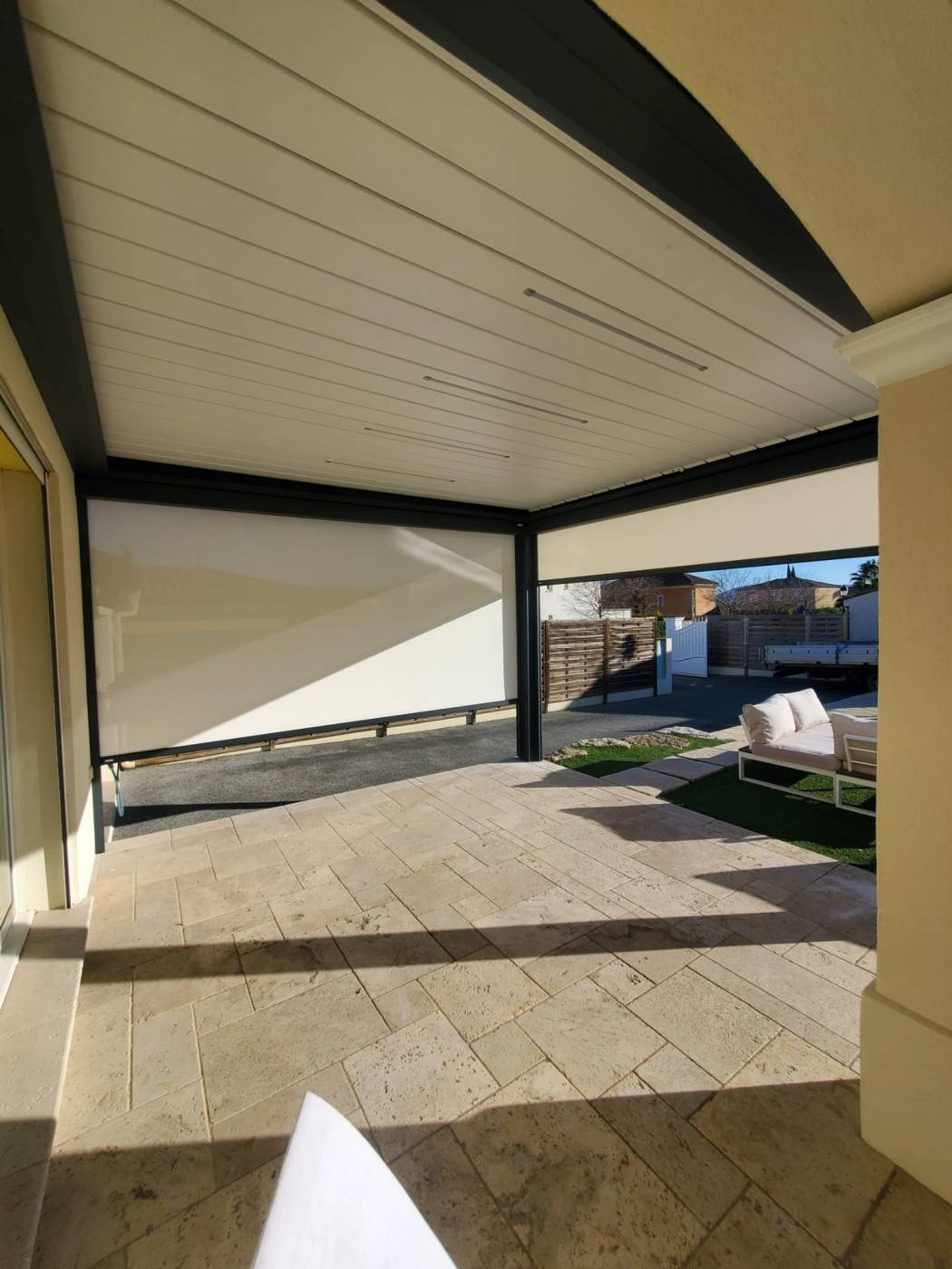 Vente et pose d'une pergola bioclimatique au Muy dans le Var