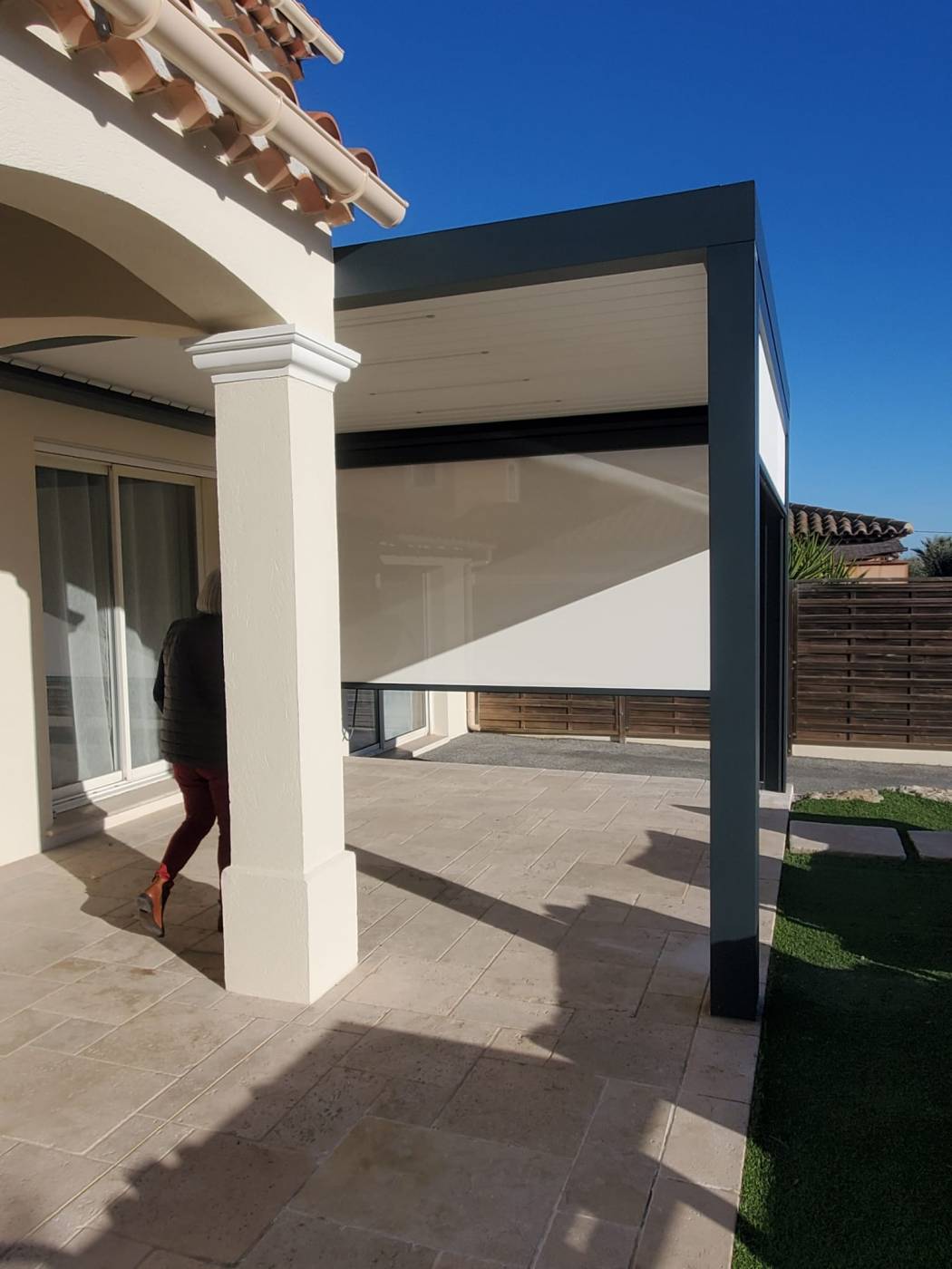 Vente et pose d'une pergola bioclimatique au Muy dans le Var