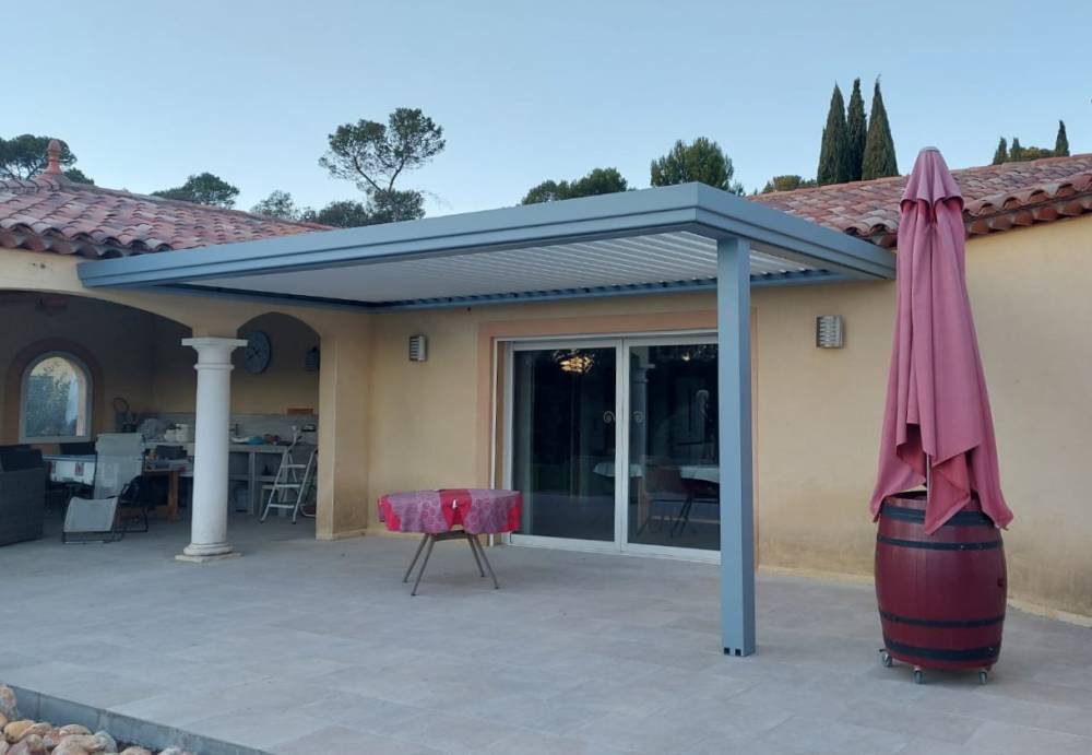 Pose d'une pergola bioclimatique avec réhausse à Brignoles dans le Var