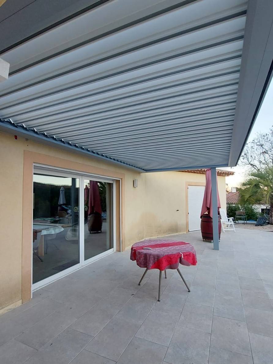 Pose d'une pergola bioclimatique avec réhausse à Brignoles dans le Var