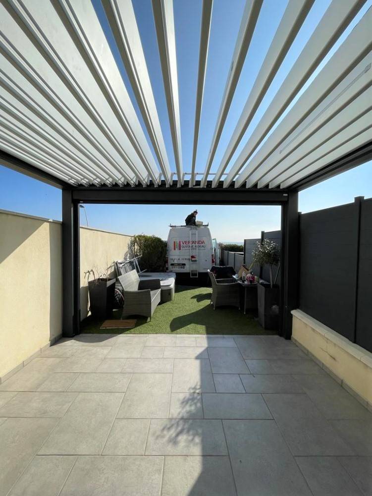 Pose d'une pergola bioclimatique pour la terrasse d'une villa à Sausset les Pins dans les Bouches-du-Rhône