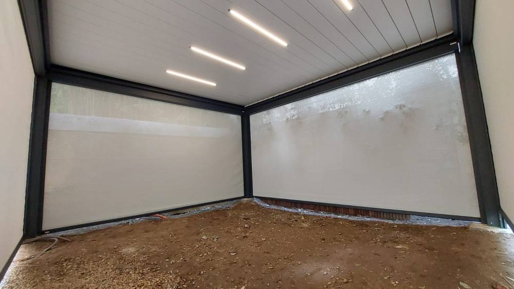 Pose d'une pergola bioclimatique en aluminium gris anthracite avec 4 stores électriques à Aix-en-Provence