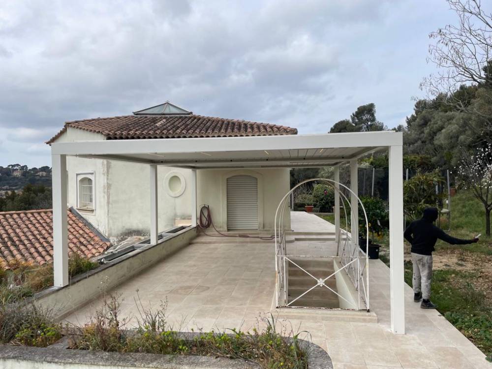 Pose d'une double pergola bioclimatique blanche pour la terrasse d'une villa à Marseille dans les Bouches-du-Rhône