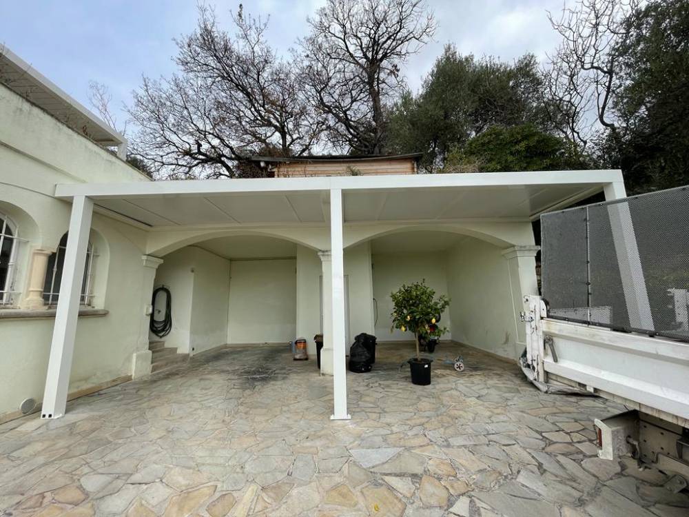 Conception d'un double carport sur mesure de couleur blanc à Marseille dans les Bouches-du-Rhône
