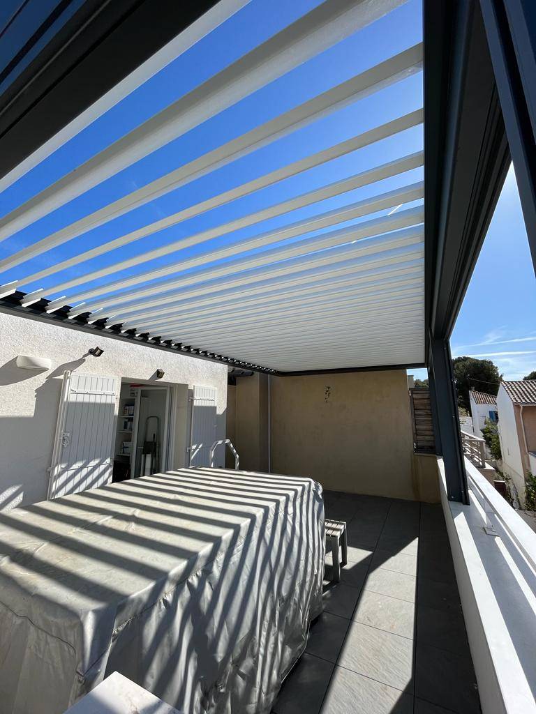 Pose d'une pergola bioclimatique pour la terrasse d'une résidence à Marseille dans les Bouches du Rhône