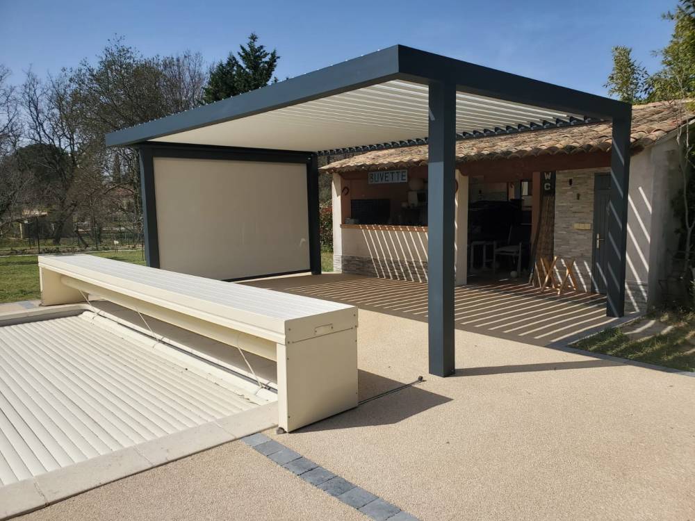 Pose d'une pergola bioclimatique pour la terrasse d'une villa à Trets près d'Aix-en-Provence