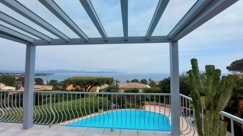 Realization of a Luminov pergola in light gray aluminum near Toulon in the Var