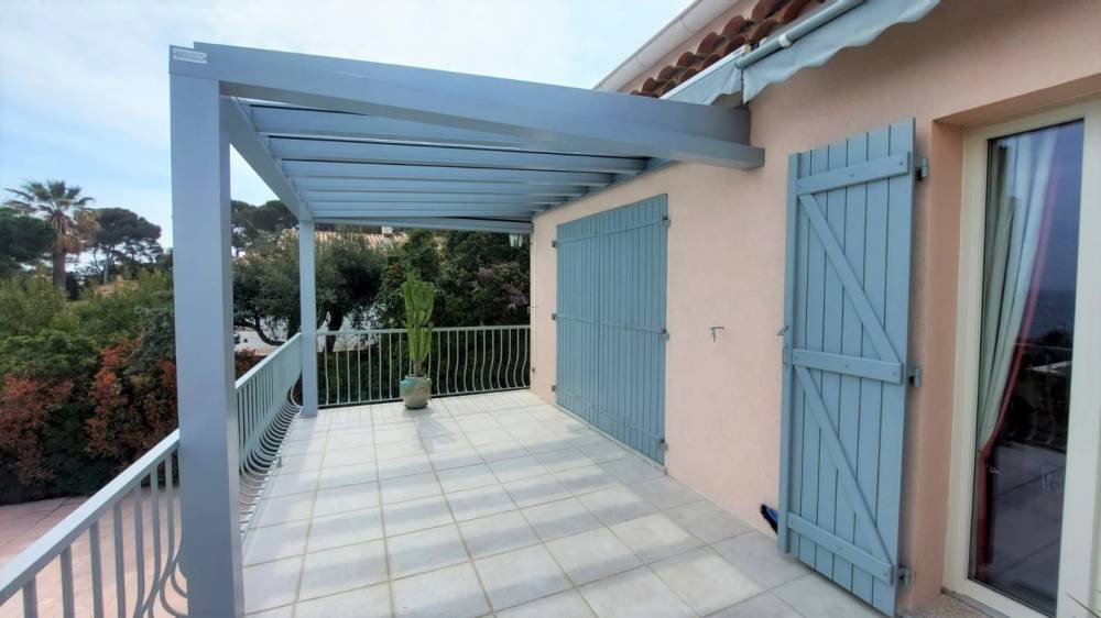 Realization of a Luminov pergola in light gray aluminum near Toulon in the Var