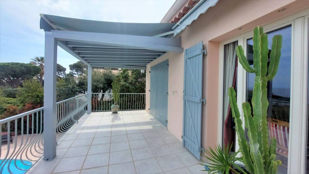 Realization of a Luminov pergola in light gray aluminum near Toulon in the Var