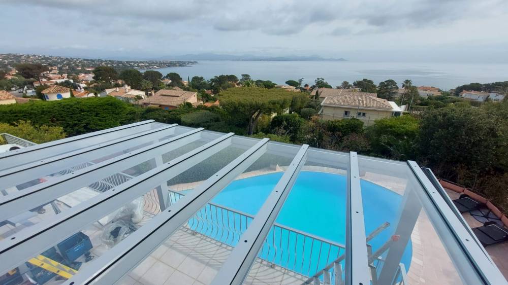 Realization of a Luminov pergola in light gray aluminum near Toulon in the Var