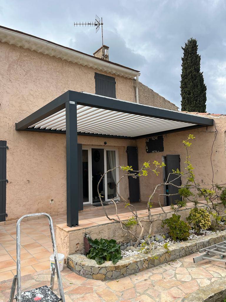 Pose d'une pergola bioclimatique pour la terrasse d'une villa à Toulon dans le Var