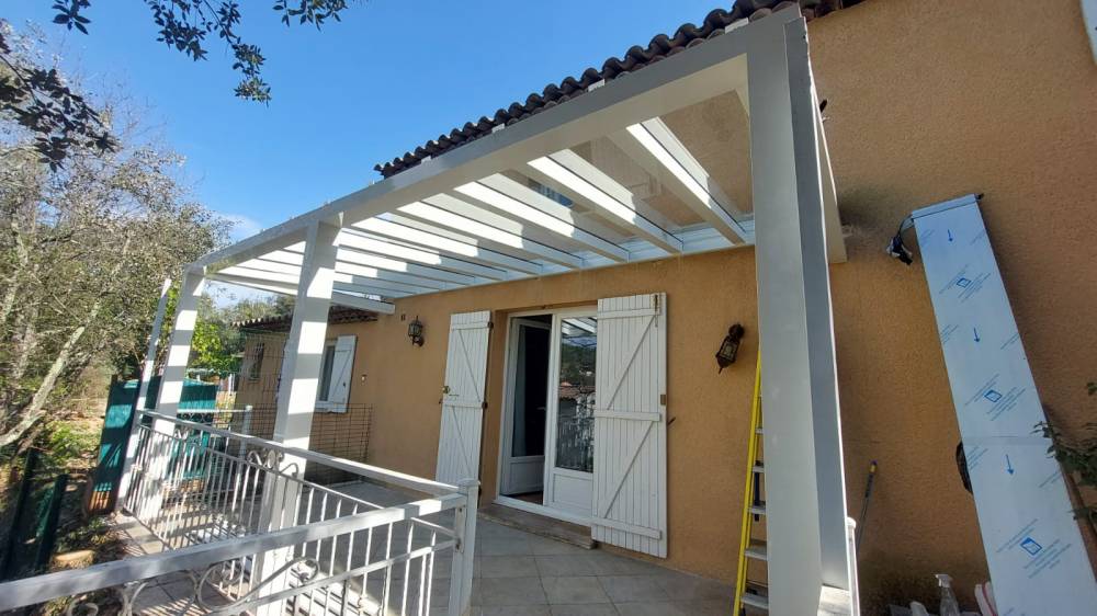 installation d'une pergola Luminov en aluminium de couleur blanc près de Brignoles dans le Var