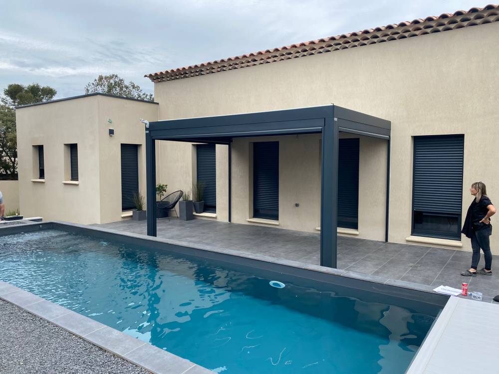 Réalisation d'une pergola bioclimatique en aluminium de couleur gris anthracite avec stores intégrés à Aix-en-Provence