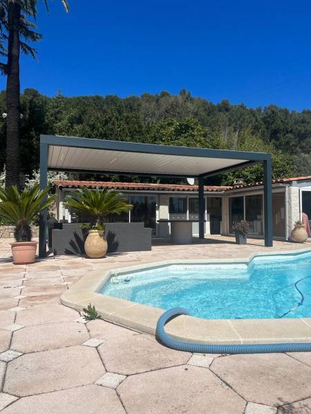 Installation de pergola bioclimatique en aluminium pour protection solaire à Toulon Le Mourillon