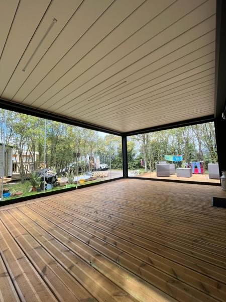 Pose d'une pergola sur une terrasse en bois avec seeglass près d'Aix-en-Provence