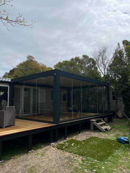 Pose d'une pergola sur une terrasse en bois avec seeglass près d'Aix-en-Provence