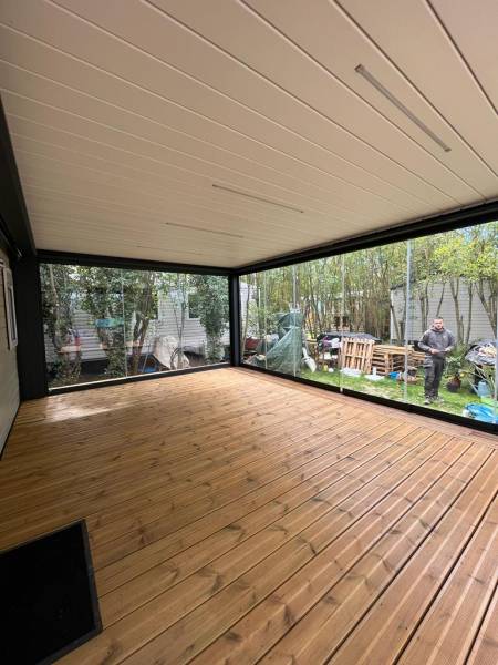 Pose d'une pergola sur une terrasse en bois avec seeglass près d'Aix-en-Provence