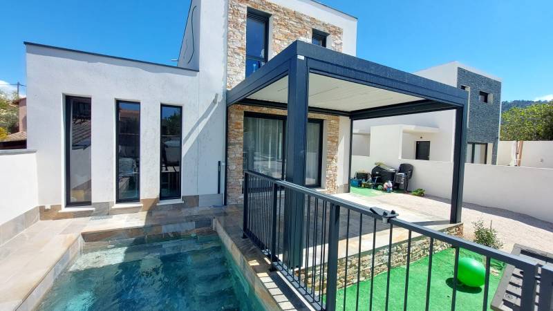 Fixer une pergola bioclimatique sur le carrelage extérieur d'une terrasse à la Penne-sur-Huveaune dans les Bouches-du-Rhône
