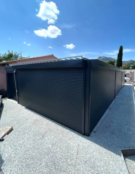 Pose d'une pergola bioclimatique sur mesure avec 9 stores solaires à la Farlède dans le Var