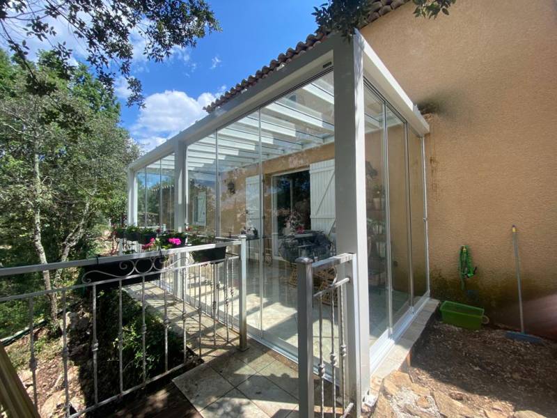 Pergola vitrée sur mesure avec parois coulissantes en verre à Gémenos dans les Bouches-du-Rhône