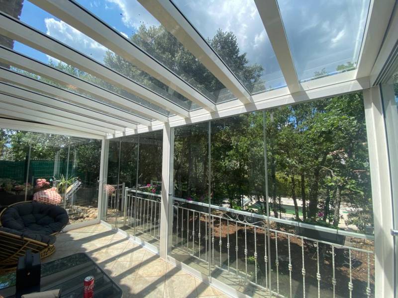 Pergola vitrée sur mesure avec parois coulissantes en verre à Gémenos dans les Bouches-du-Rhône