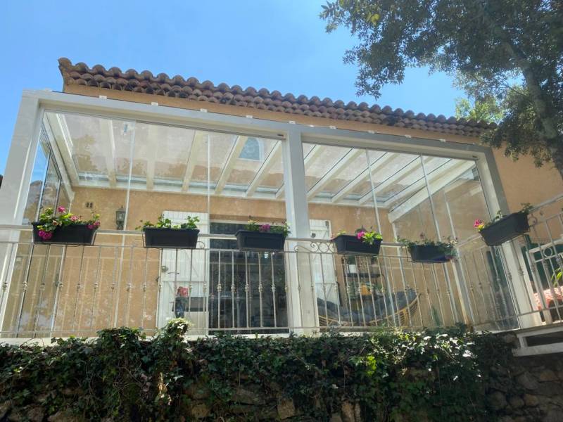 Pergola vitrée sur mesure avec parois coulissantes en verre à Gémenos dans les Bouches-du-Rhône