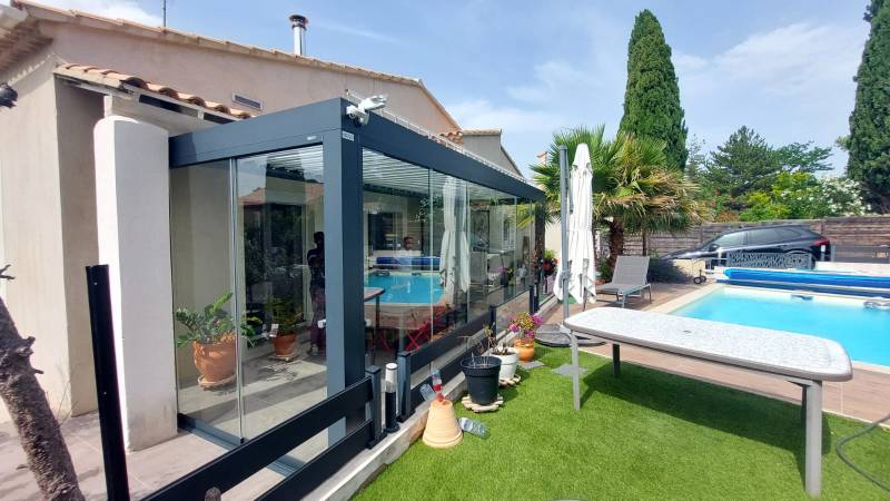 Magnifique réalisation d'une pergola bioclimatique avec baies vitrées coulissantes à Cuges-les-Pins dans les Bouches-du-Rhône