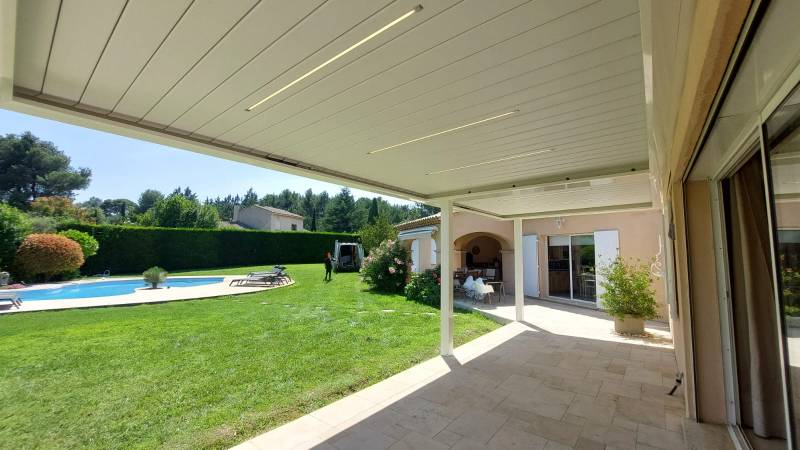 Grande pergola bioclimatique blanche à lames orientables à Carnoux-en-Provence dans les Bouches-du-Rhône