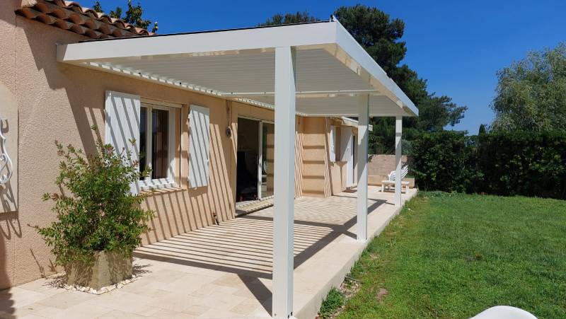 Grande pergola bioclimatique blanche à lames orientables à Carnoux-en-Provence dans les Bouches-du-Rhône