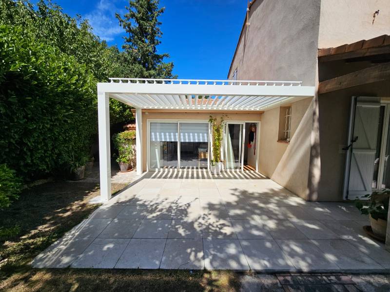 Aménagement d'une terrasse avec une pergola bioclimatique pour profiter de l'extérieur en toute saison Gardanne proche Aix en Provence