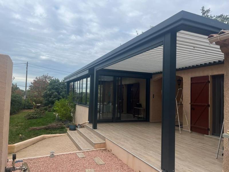 Réalisation d'une véranda et pergola bioclimatique sur mesure pour recouvrir une terrasse de 50m² à La Ciotat près de Marseille