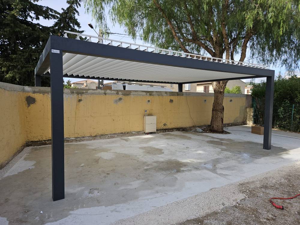 Conception d'un carport sur mesure en aluminium gris anthracite à lames orientables blanches