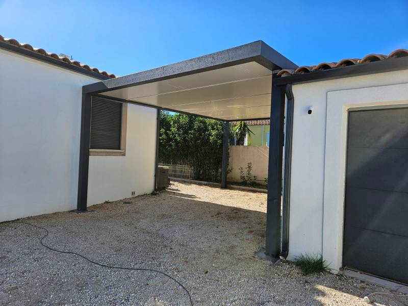 Réalisation sur mesure d'une pergola/carport entre deux bâtiments à Vitrolles dans les Bouches-du-Rhône