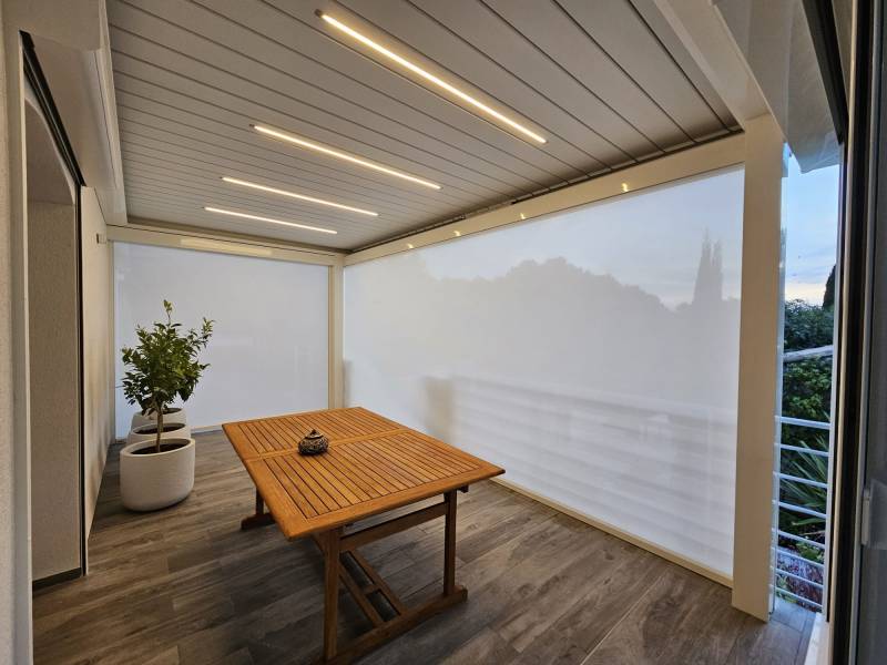 Mise en place d'une pergola blanche aux lames orientables adossée à une maison Salon de Provence dans les Bouches du Rhône