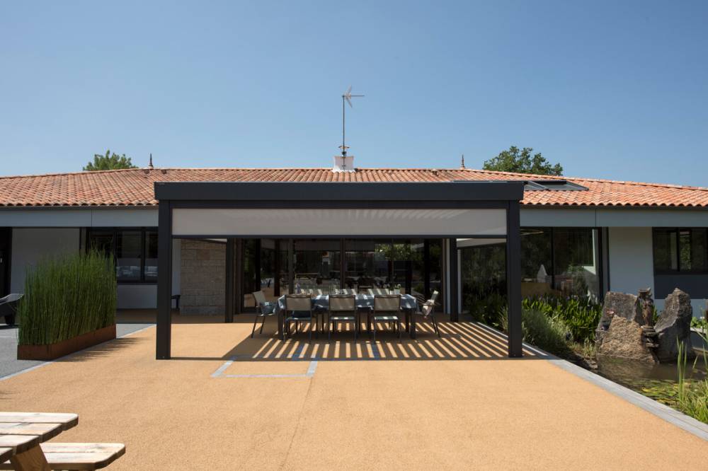 Pergola bioclimatique gris anthracite sur terrasse pour créer de l'ombre à Cabriès près de Marseille
