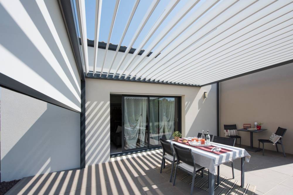 Pergola Bioclimatique anthracite à Roquevaire dans les Bouches-du-Rhône