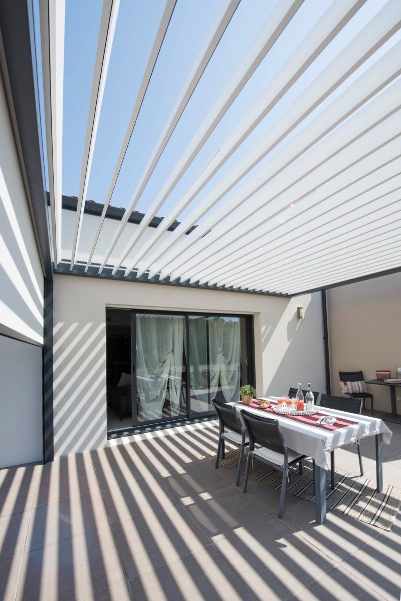 Pergola Bioclimatique anthracite à Roquevaire dans les Bouches-du-Rhône