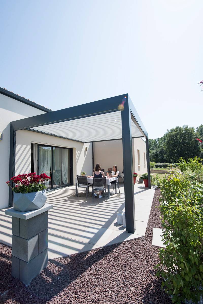 Pergola Bioclimatique anthracite à Roquevaire dans les Bouches-du-Rhône