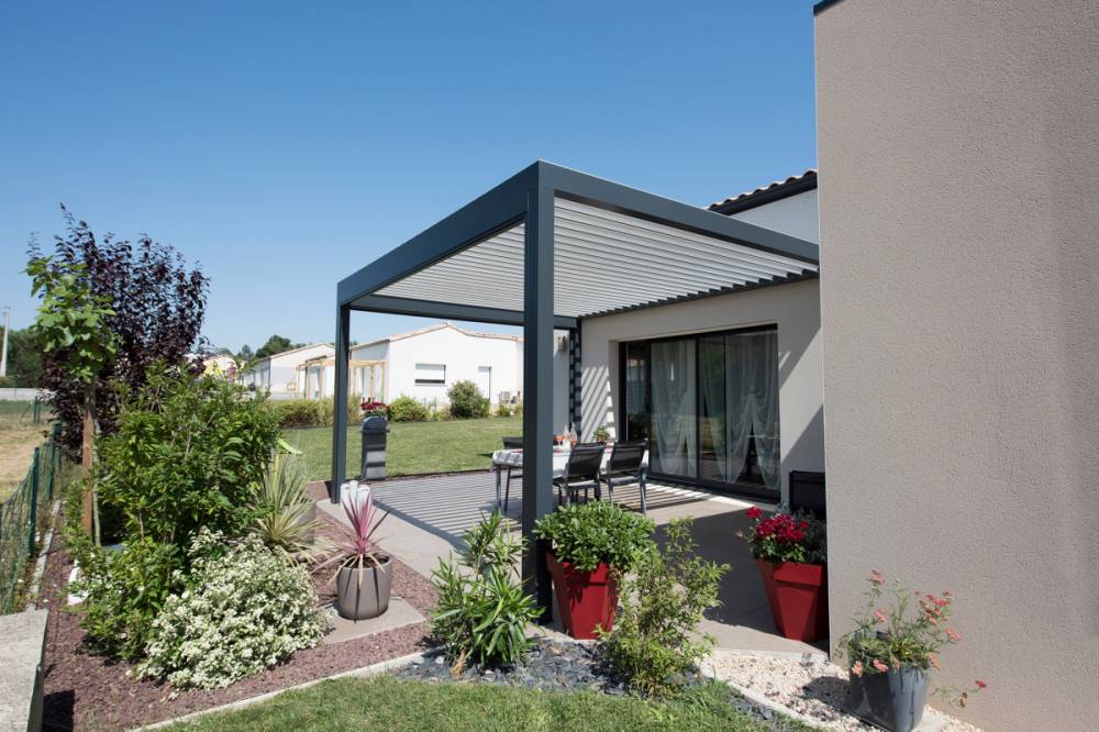 Pergola Bioclimatique anthracite à Roquevaire dans les Bouches-du-Rhône