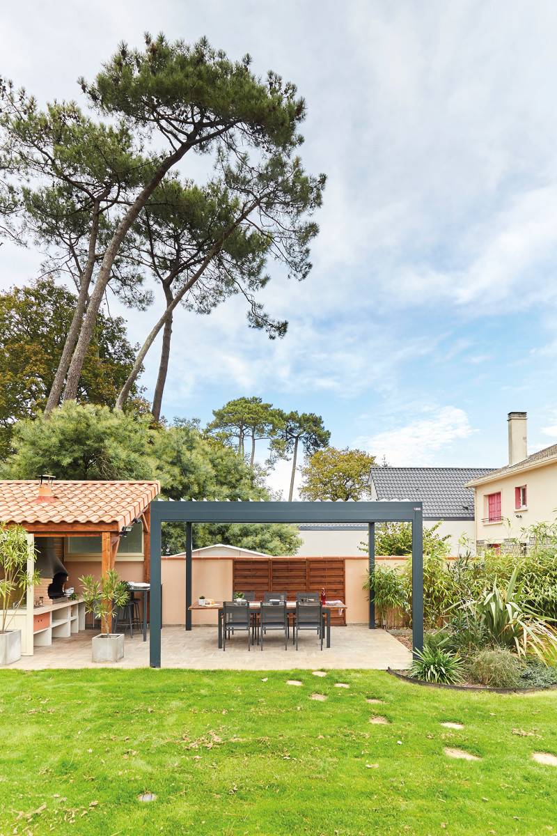 Pergola Bioclimatique quatre poteaux anthracite à Bouc Bel Air près de Marseille