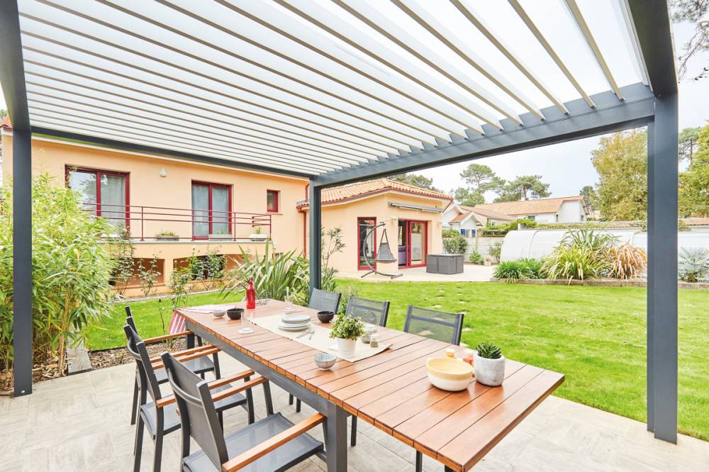 Pergola Bioclimatique quatre poteaux anthracite à Bouc Bel Air près de Marseille