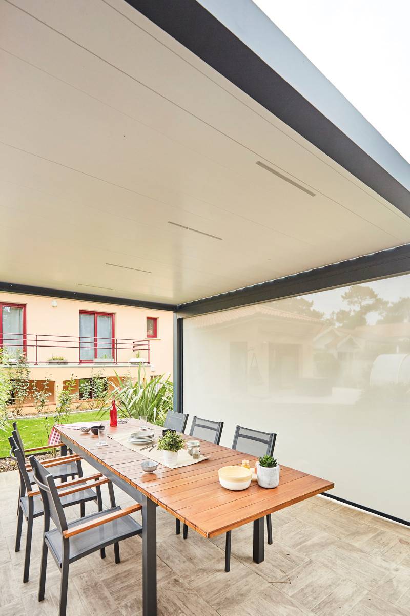 Pergola Bioclimatique quatre poteaux anthracite à Bouc Bel Air près de Marseille