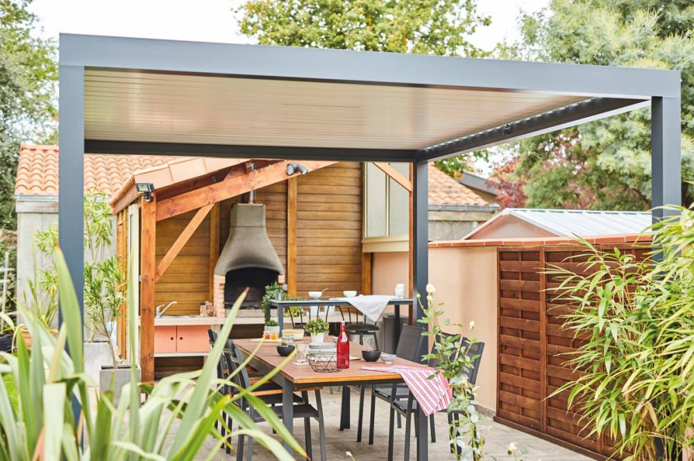 Pergola Bioclimatique quatre poteaux anthracite à Bouc Bel Air près de Marseille