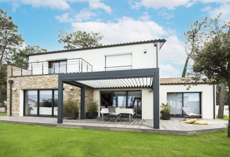 Pergola bioclimatique avec lames rotatives et stores screen dans le Var