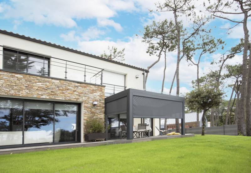 Maison moderne avec pergola anthracite dans le Var